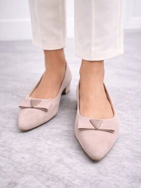 CL by Laundry Nude Suede Pointed Toe Flats Low Heel Chic